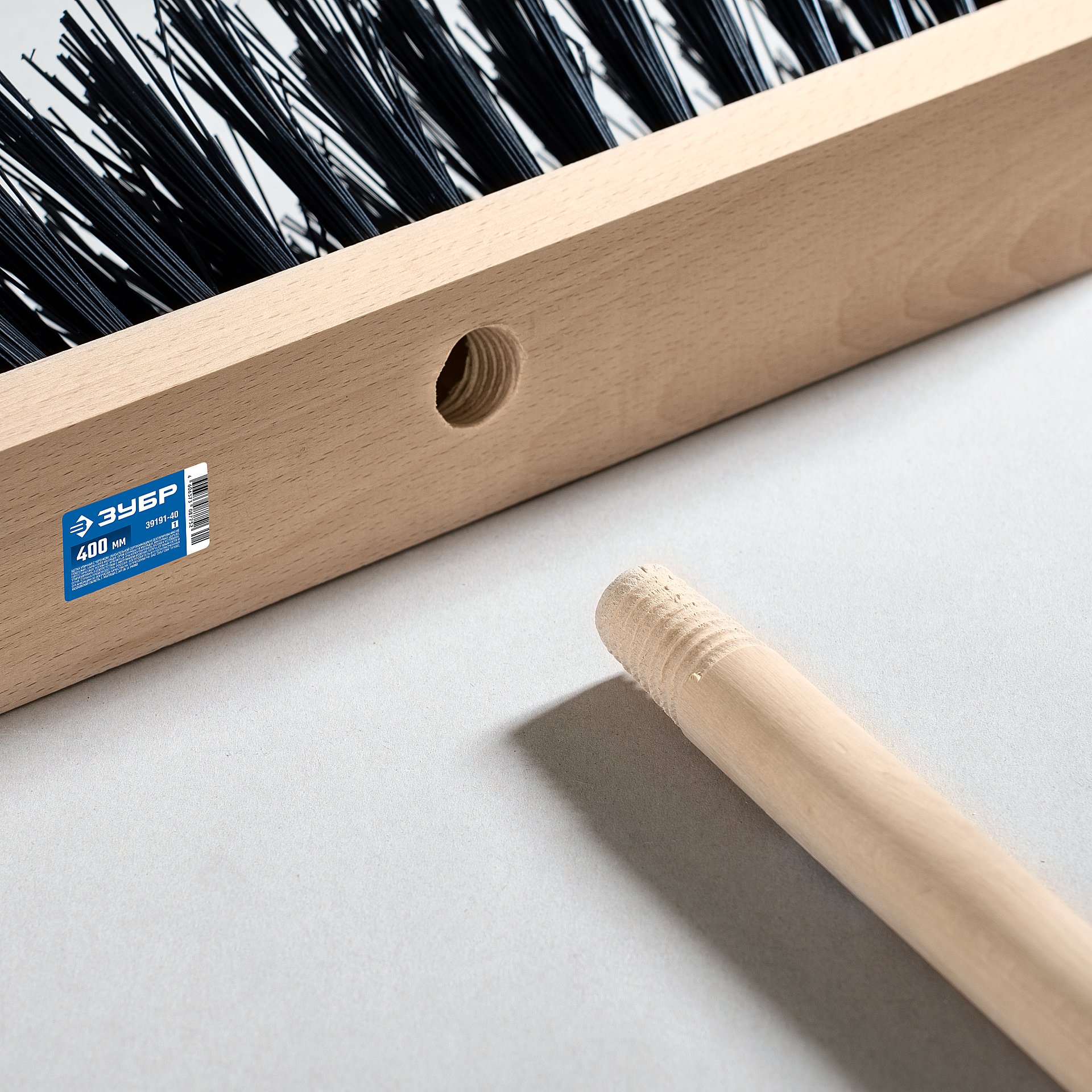 ЗУБР ДОКА буковая колодка 40см, шлифованный буковый черенок 140см (d25мм), щетина 85мм, 5-рядная, уличная щётка с черенком (39191-40) — фото 3