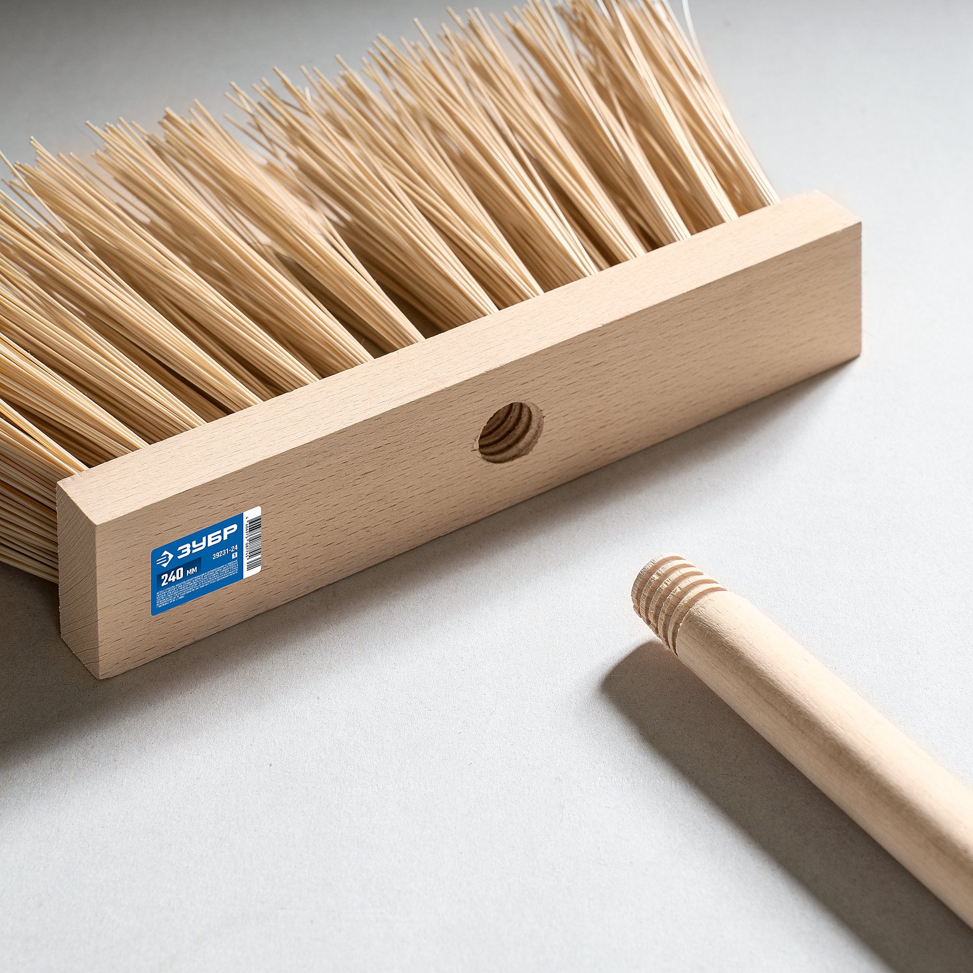 ЗУБР ДОКА буковая колодка 24см, шлифованный берёзовый черенок 120см (d22мм), щетина 120мм, 3-рядная, метла с черенком (39231-24) — фото 3